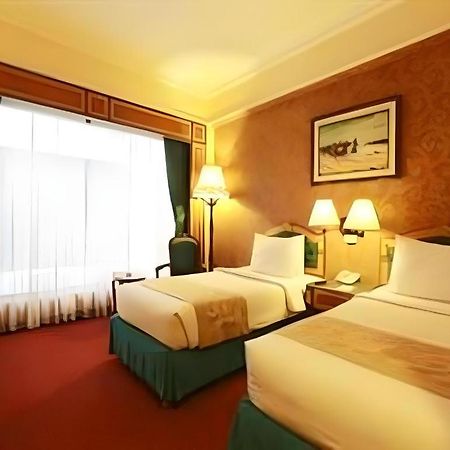 Gajahmada Graha Hotel Malang Buitenkant foto