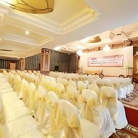 Gajahmada Graha Hotel Malang Buitenkant foto