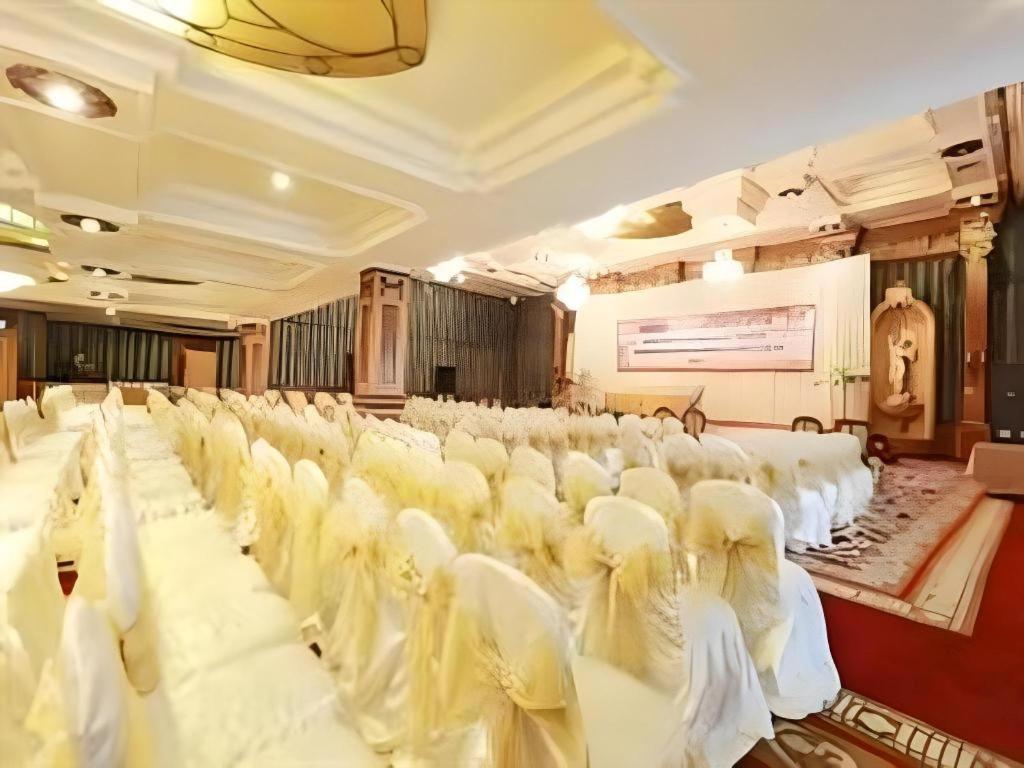 Gajahmada Graha Hotel Malang Buitenkant foto