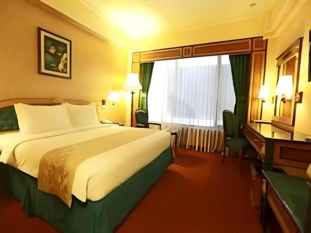 Gajahmada Graha Hotel Malang Buitenkant foto