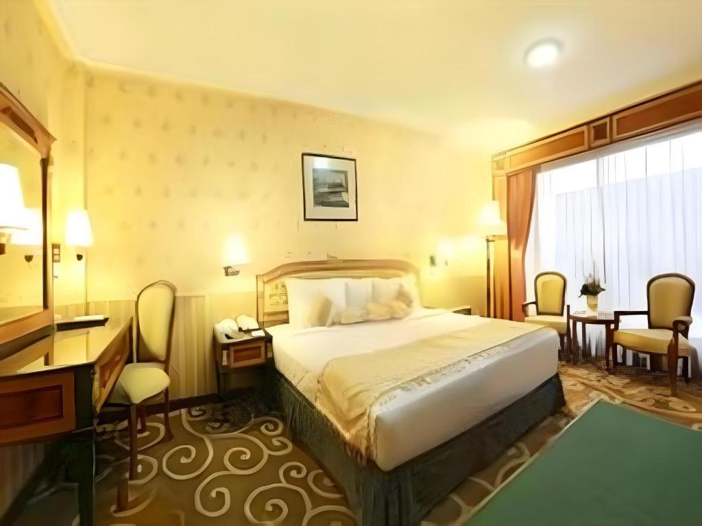 Gajahmada Graha Hotel Malang Buitenkant foto