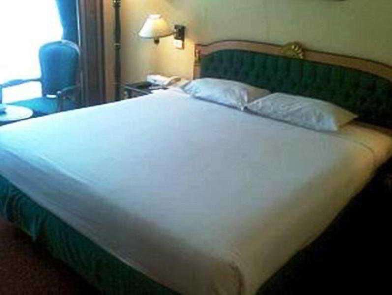 Gajahmada Graha Hotel Malang Buitenkant foto