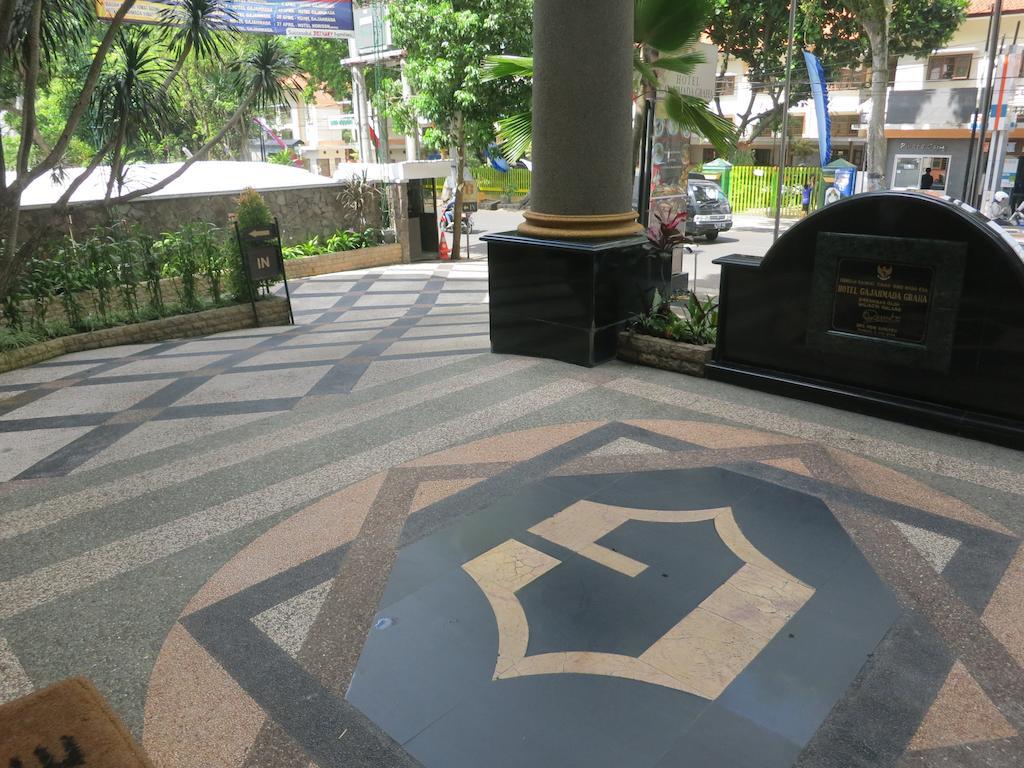 Gajahmada Graha Hotel Malang Buitenkant foto